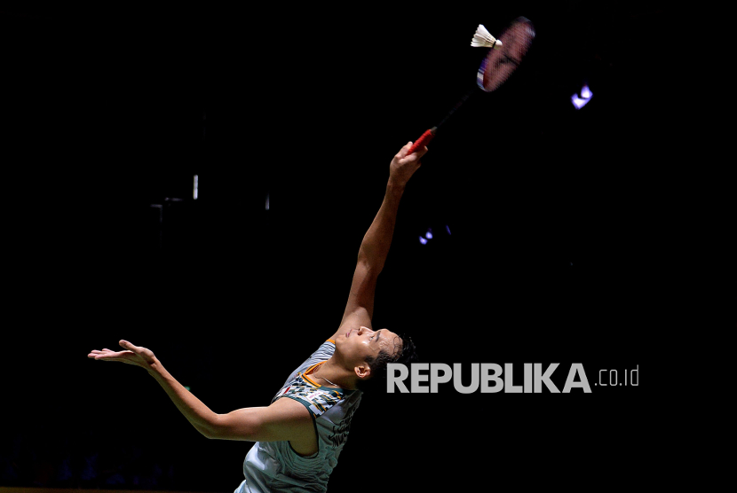 Pebulu tangkis tunggal putra Indonesia Jonatan Christie mengembalikan kok ke arah tunggal putra Thailand Kunlavut Vitidsarn pada final Daihatsu Indonesia Masters 2025 di Istora Senayan, Jakarta, Ahad (26/1/2025). Jonatan Christie keluar sebagai runner-up setelah kalah rubber gim 21-18, 17-21, dan 18-21. 