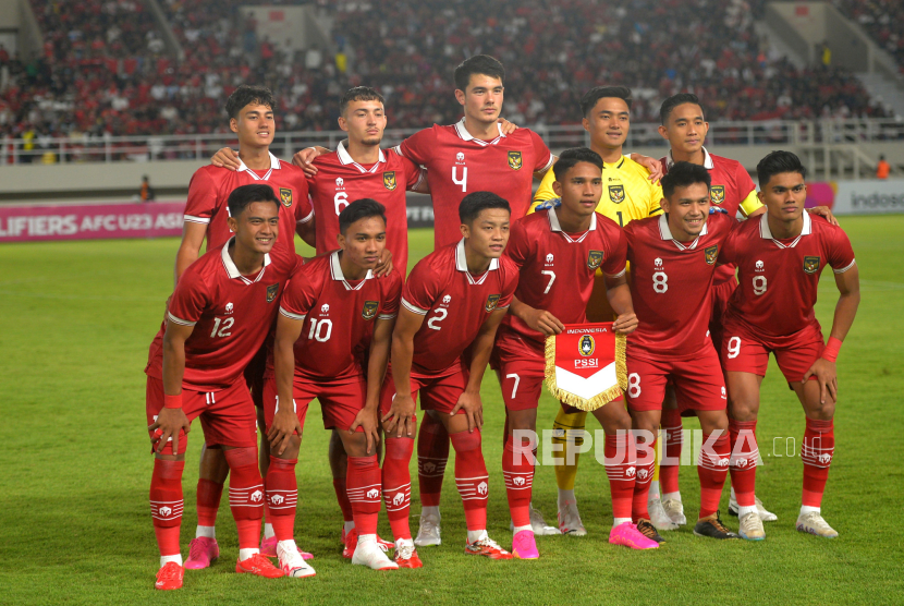 Pemain Timnas Sepak Bola Indonesia berfoto sebelum pertandingan melawan Timnas Taiwan pada Kualifikasi Grup K AFC U23 Asian Cup 2024 di Stadion Manahan, Surakarta, Jawa Tengah, Sabtu (9/9/2023). Pada pertandingan ini Timnas Indonesia berhasil mencukur Timnas Taiwan dengan skor 9-0. Dengan hasil ini Indonesia berhasil menempati posisi pertama Grup K.