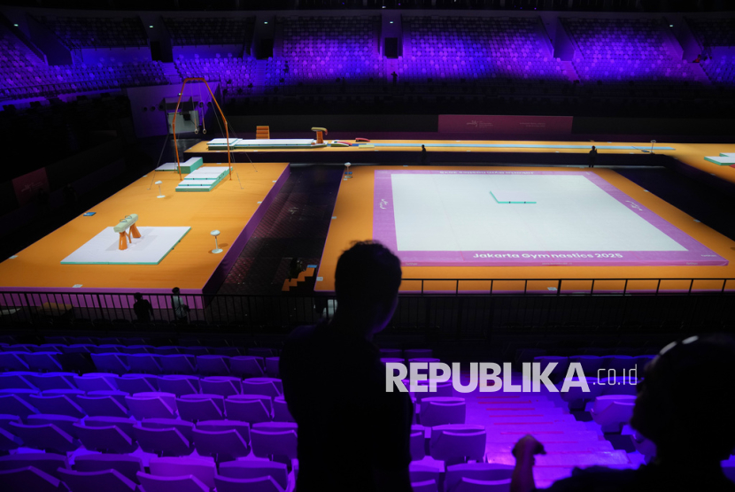 Pekerja melakukan persiapan Kejuaraan Dunia Senam Artistik di Indonesia Arena di Jakarta, Indonesia, Jumat, 10 Oktober 2025.