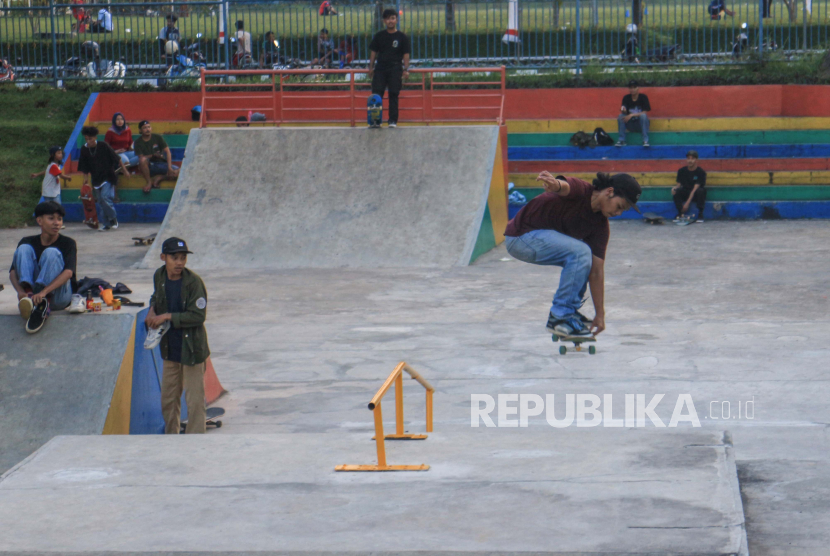 Warga bermain papan seluncur atau skateboard di taman bermain skateboard (skatepark), Cibinong, Kabupaten Bogor, Jawa Barat, Selasa (21/6/2022). Skatepark yang dibangun di kawasan kantor Pemerintah Kabupaten Bogor tersebut diharapkan menjadi tempat bermain sekaligus tempat latihan bagi anak-anak muda terutama pecinta skateboard. 