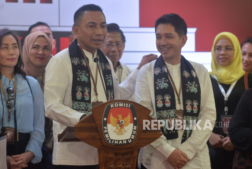 Pasangan bakal calon Gubernur dan Wakil Gubernur DKI Jakarta Dharma Pongrekun - Kun Wardana memberikan keterangan usai mendaftar sebagai peserta Pilgub DKI Jakarta 2024 di Kantor KPU DKI Jakarta, Kamis (29/8/2024). Pasangan Dharma Pongrekun-Kun Wardana resmi mendaftarkan diri sebagai peserta Pilgub DKI Jakarta 2024 dari jalur independen.