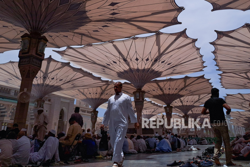 Umat Islam bersiap mengikuti shalat Jumat di Masjid Nabawi, Madinah, Arab Saudi, Jumat (14/7/2023). Masjid Nabawi dipadati jamaah dari berbagai negara usai melaksanakan rangkaian ibadah haji di Mekah.