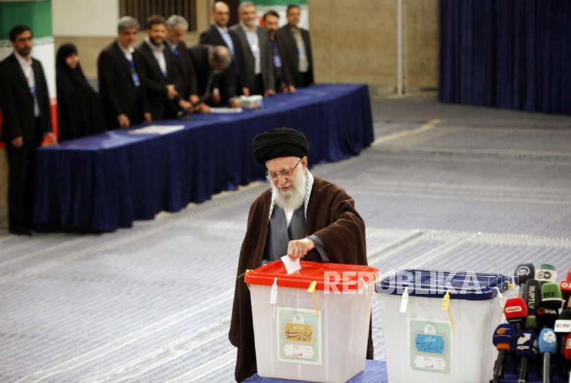 Pemimpin tertinggi Iran Ayatollah Ali Khamenei memberikan suaranya pada pemilihan legislatif Iran di Teheran, Iran, (1/3/2024).