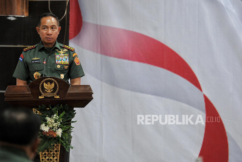 Panglima TNI Jenderal Agus Subiyanto melakukan mutasi terhadap 300 pati TNI tiga matra.