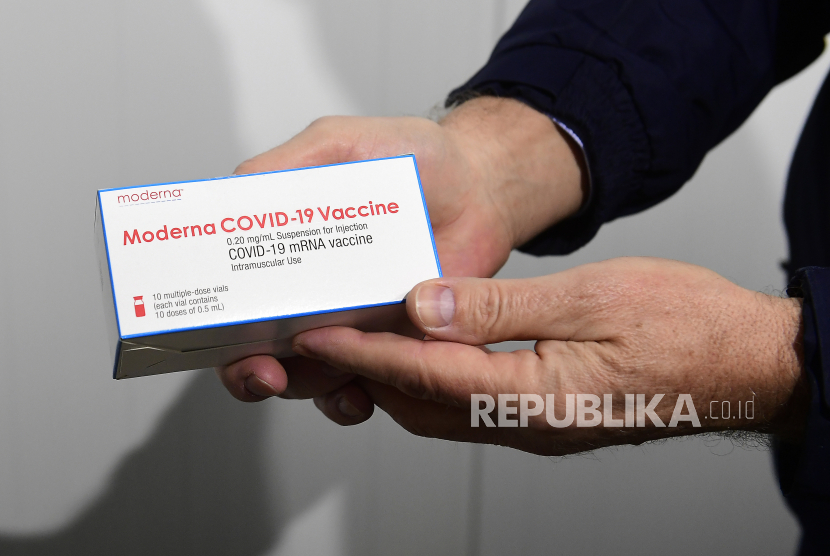 Paket vaksin COVID-19 yang diproduksi oleh perusahaan bioteknologi AS Moderna dipegang oleh seorang karyawan di tempat grosir obat-obatan Hongaria Hungaropharma di Budapest, Hongaria, 12 Januari 2021. Vaksin akan disimpan dalam freezer pada suhu minus 25 derajat Celsius. 