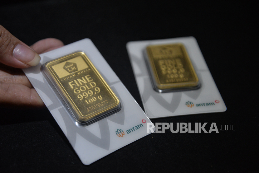 Karyawan menunjukkan koleksi logam mulia atau emas batangan di Galeri24 Pegadaian, Jakarta Selasa (11/1/2022). 