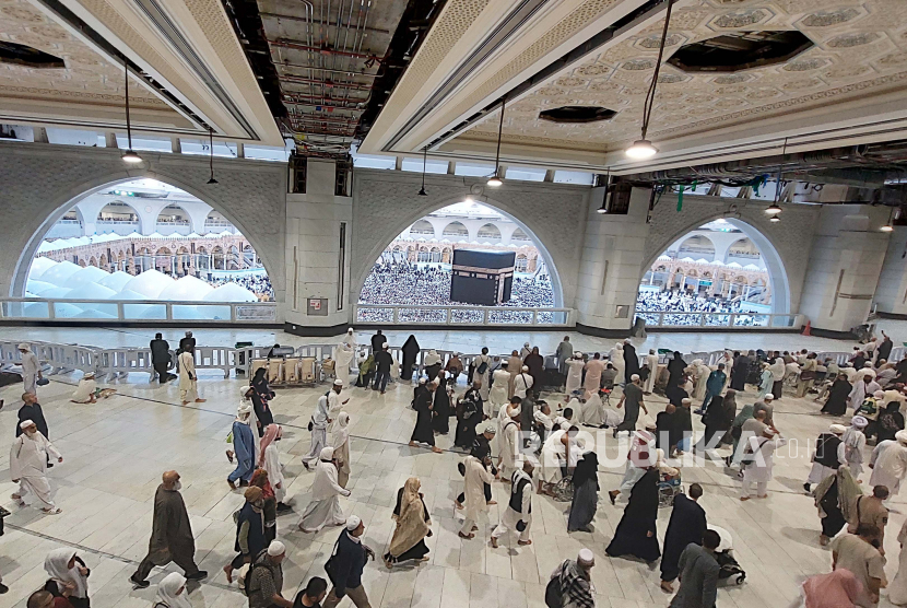 Umat muslim melakukan tawaf di Masjidill Haram, Makkah, (22/2/2023). Arab Saudi Mulai Pendaftaran Tahap Dua Untuk Jamaah Haji Dalam Negeri