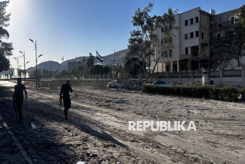 Markas Besar Staf Umum Suriah rusak akibat serangan udara Israel di pusat kota Damaskus, Suriah, Rabu (16/7/2025). Israel melancarkan serangan udara di Damaskus dengan sasaran gedung Staf Umum, Kementerian Pertahanan, dan sekitar istana kepresidenan. Kantor berita pemerintah Suriah, SANA, mengutip Kementerian Kesehatan mengatakan sedikitnya sembilan orang terluka dalam serangan udara Israel.