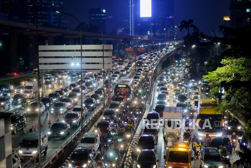 Suasana kemacetan di Jalan Gatot Subroto, Jakarta, Selasa (2/5/2023). Laju perubahan iklim di dunia juga menganggu perekonomian sebuah negara.