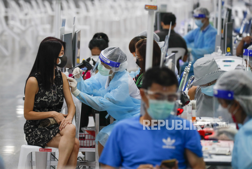 Foto: Pejabat kesehatan Thailand memberikan vaksin AstraZenca COVID-19 kepada warga Thailand di pusat vaksinasi yang didirikan di dalam Bang Sue Grand Station di Bangkok, Thailand.