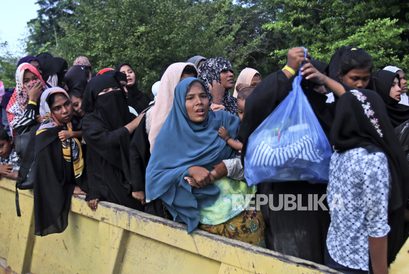 Perempuan dan anak-anak etnis Rohingya menaiki truk saat mereka direlokasi menyusul protes yang menolak mereka di Aceh, Rabu, 27 Desember 2023. 