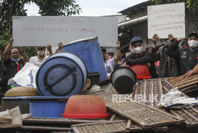 Sejumlah perajin tempe melakukan aksi unjuk rasa di kawasan Sentra Produksi Tempe, Kecamatan Cimanggis, Kota Depok, Jawa Barat, Senin (21/2/2022). 