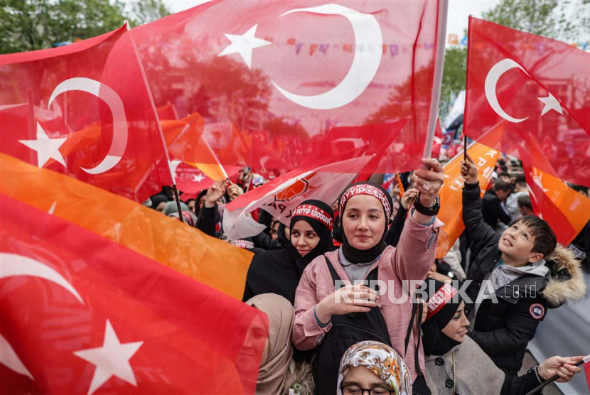  Pendukung Presiden Turki Recep Tayyip Erdogan menghadiri acara kampanye pemilihannya di Istanbul, Turki, Jumat (12/5/2023). Turki akan mengadakan pemilihan umum pada 14 Mei 2023 dengan sistem dua putaran untuk memilih presidennya, sedangkan pemilihan parlemen akan diadakan secara bersamaan.