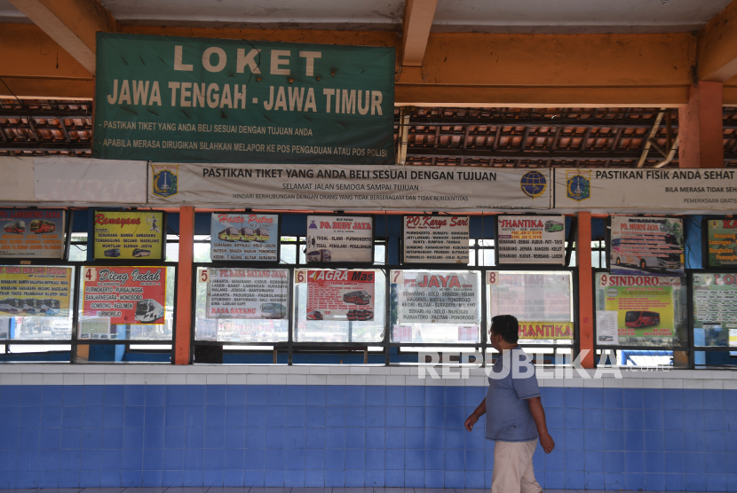 Suasana Terminal Bus Antar Kota Antar Provinsi (AKAP) Kampung Rambutan yang sepi di Jakarta, Sabtu (25/4/2020). Pasca ditetapkannya larangan mudik oleh pemerintah, Terminal Kampung Rambutan dan sejumlah terminal di Jabodetabek menghentikan operasional terminal bus AKAP dan hanya memperbolehkan angkutan dengan rute dalam kota