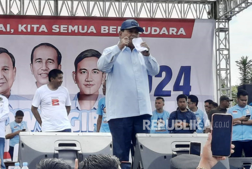 Capres nomor urut 2, Prabowo Subianto saat menghadiri acara deklarasi dukungan di Lapangan Desa Rawalele, Kabupaten Subang, Jawa Barat, Sabtu (27/1/2024). 