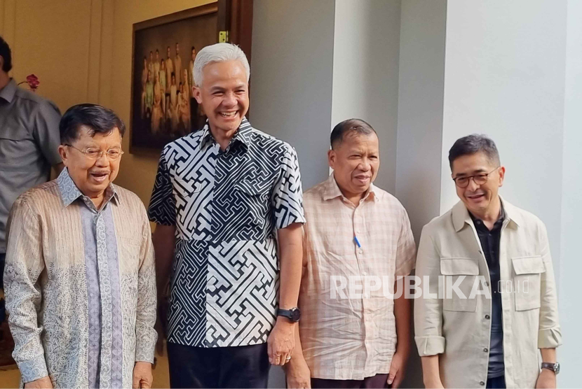 Calon presiden (capres), Ganjar Pranowo datang menemui Wakil Presiden ke-10 dan ke-12 Republik Indonesia Muhammad Jusuf Kalla (JK) di kediamannya, Ahad (19/11/2023). 
