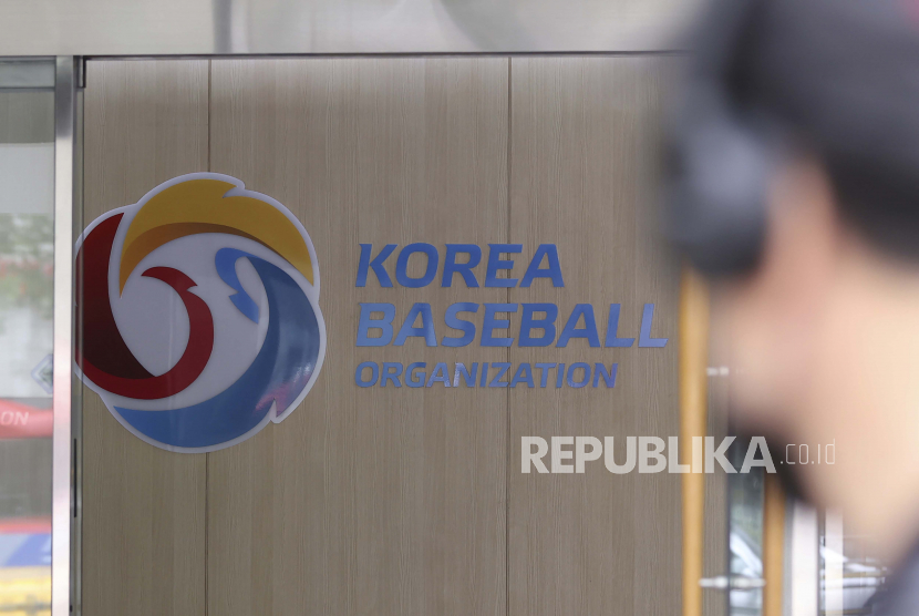Sebuah logo Organisasi Bisbol Korea dipasang di dinding di Seoul, Korea Selatan, Minggu, 11 Juli 2021. Liga bisbol profesional Korea Selatan telah menangguhkan musim regulernya karena negara yang sebagian besar tidak divaksinasi itu bergulat dengan gelombang terburuk virus corona sejak awal pandemi.