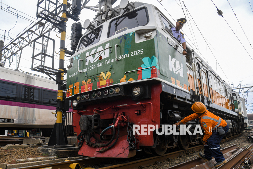 Masinis KA Argo Sindoro berbincang dengan petugas pemeriksaan kereta di Stasiun Kota Tua, Jakarta, Rabu (18/12/2024). PT KAI akan mengoperasikan 52 KA tambahan untuk perjalanan jarak menengah dan jauh kelas komersial, 2 KA jarak Jauh PSO dan 2 KA lokal komersial dengan masing-masing kapastitas sebanyak 491.976 kursi , KA jarak menengah dan jauh kelas komersial 10.600 kursi, KA jarak jauh PSO, dan KA lokal komersial 14.600 kursi untuk masa libur Natal dan Tahun Baru 2025.  