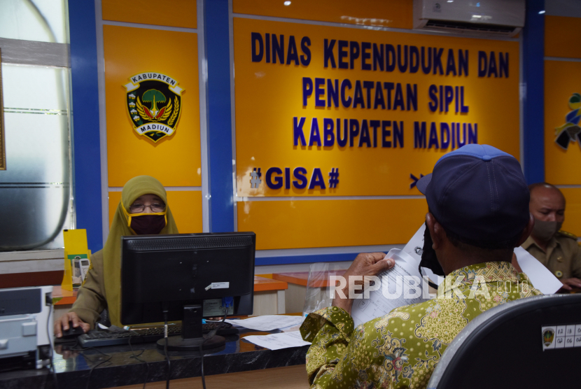Petugas melayani warga di Mal Pelayanan Publik Kabupaten Madiun, Jawa Timur. 