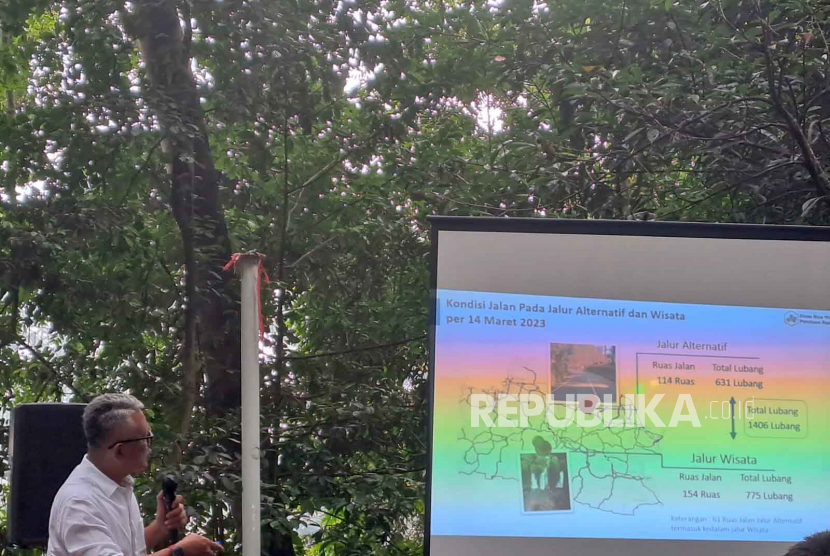 Kepala Dinas Bina Marga dan Penataan Ruang (BMPR) Provinsi Jawa Barat (Jabar) Bambang Tirtoyuliono menjelaskan soal data lubang di jalan provinsi jalur alternatif mudik dan wisata, saat kegiatan diskusi di Kota Bandung, Jabar, Rabu (15/3/2023)