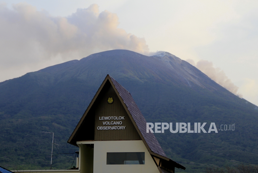 Gunung api Ili Lewotolok saat mengeluarkan material vulkanik di Kecamatan Ile Ape, Kabupaten Lembata,  NTT pada 2020, lalu.