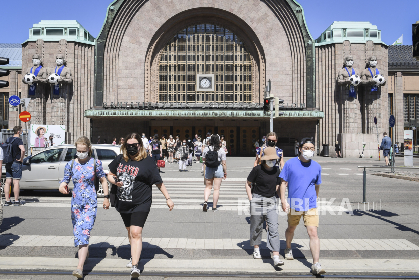 Patung-patung bersejarah di Stasiun Pusat Helsinki didekorasi dengan warna nasional Finlandia 11 Juni 2021.