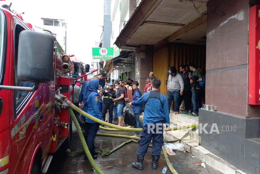 Basement Pasar Baru Bandung alami kebakaran, Kamis (18/1/2024) sore. Para pengunjung dan pedagang berhamburan keluar. 