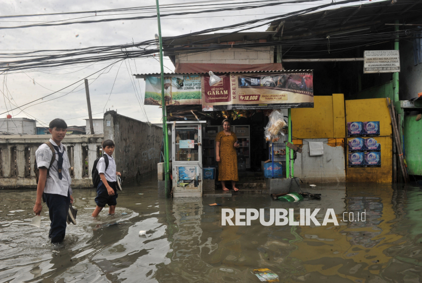 Ulin Nimah (27) pemilik Warung Madura berpose disela-sela aktivitasnya melayani pembeli di tokonya di kawasan Muara Angke Jakarta, Selasa (14/1/2025).