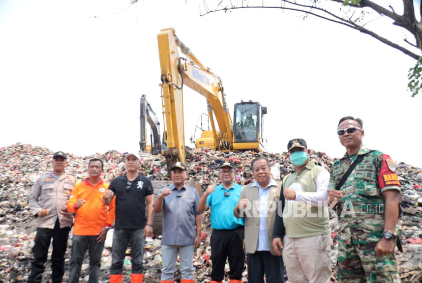 Penutupan tempat penampungan sementara (TPS) sampah liar di lingkungan RW 02 Kelurahan Bintara, Kecamatan Bekasi Barat, Kota Bekasi, Jawa Barat, Jumat (27/10/2023).  