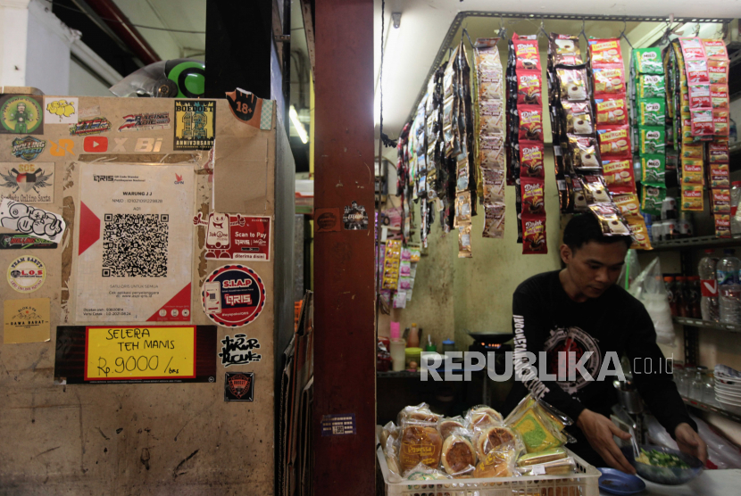Stiker QRIS untuk transaksi pembayaran yang terpasang pada salah satu kios di Pasar Santa, Kebayoran Baru, Jakarta, Senin (3/7/2023). Bank Indonesia menaikan besaran merchant discount rate (MDR) bagi usaha mikro pengguna QRIS sebesar 0,3 persen yang berlaku pada Juli 2023. Sebelumnya tarif yang berlaku adalah 0 persen dan berakhir pada Juni 2023.
