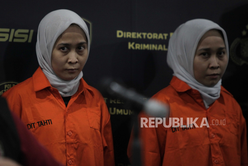 Tersangka kasus penipuan Rihana dan Rihani dihadirkan saat konferensi pers di gedung Mapolda Metro Jaya, Selasa (4/7/2023). Legislator meminta polisi untuk mengungkap jaringan penipuan si kembar.