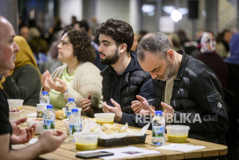 Ilustrasi Muslim di Belanda berdoa dalam sebuah jamuan makan.