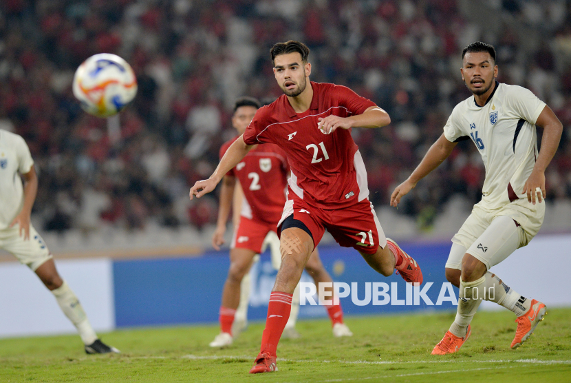 Pesepak bola Timnas U-23 Indonesia Jens Raven berebut bola dengan pemain Timnas U-23 Thailand dalam pertandingan semifinal Piala AFF U-23 2025 di Stadion Utama Gelora Bung Karno (SUGBK), Senayan, Jakarta, Jumat (25/7/2025). Indonesia melaju ke final Piala AFF U-23 setelah menang dalam babak adu penalti dengan skor 7-6 (1-1). Di final Indonesia akan melawan Vietnam.