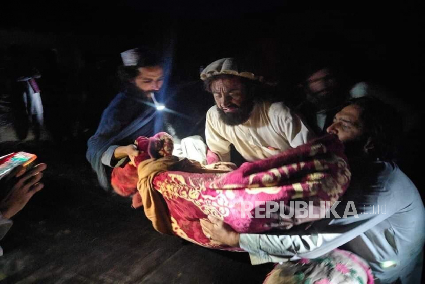  Dalam foto yang dirilis oleh kantor berita pemerintah Bakhtar ini, warga Afghanistan dievakuasi yang terluka dalam gempa bumi di provinsi Paktika, Afghanistan timur, Rabu, 22 Juni 2022.