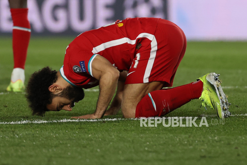 Striker Liverpool Mohamed Salah merayakan gol dengan bersujud.