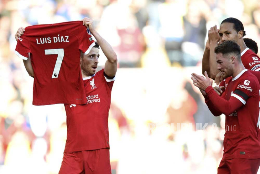 Penyerang Liverpool Diogo Jota secara khusus mengangkat jersey dari Luis Diaz usai mencetak gol ke gawang Nottingham Forest, Ahad (29/10/2023) malam WIB.