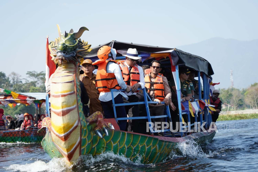 Gubernur Jawa Barat (Jabar) Ridwan Kamil menaiki perahu naga saat soft launching hasil revitalisasi kawasan wisata Situ Bagendit, Kabupaten Garut, Jabar, Senin (21/8/2023).