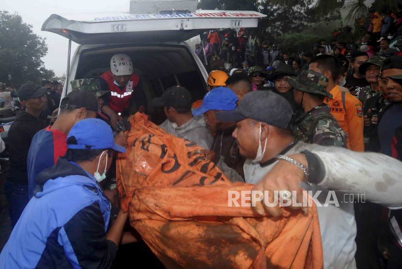  Jenazah korban erupsi Gunung Marapi dievakuasi dengan ambulans di Batu Palano, Sumbar, Selasa (5/12/2023).