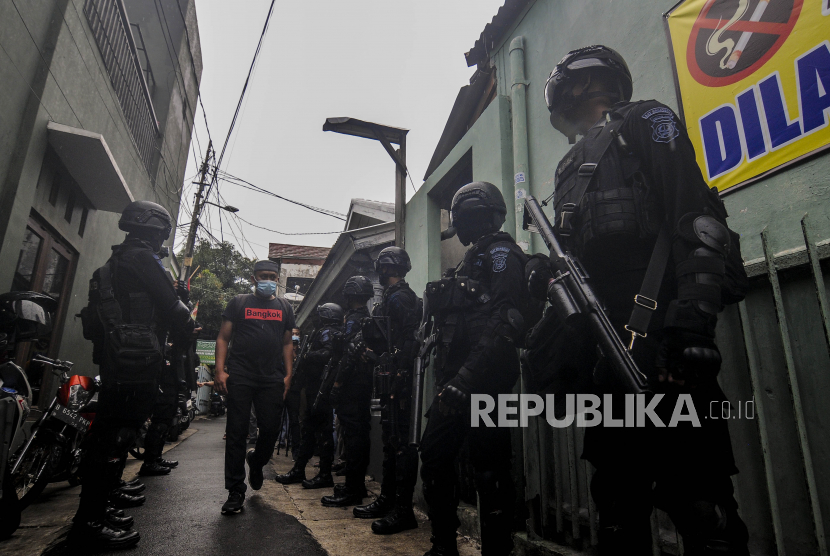 Sejumlah anggota Brimob melakukan penjagaan di Jalan Petamburan III, Jakarta, Rabu (30/12). Aparat gabungan dari TNI dan Polri mendatangi kawasan Petamburan III untuk mencabut sejumlah atribut FPI pasca pembubaran organisasi tersebut oleh pemerintah. Republika/Putra M. Akbar