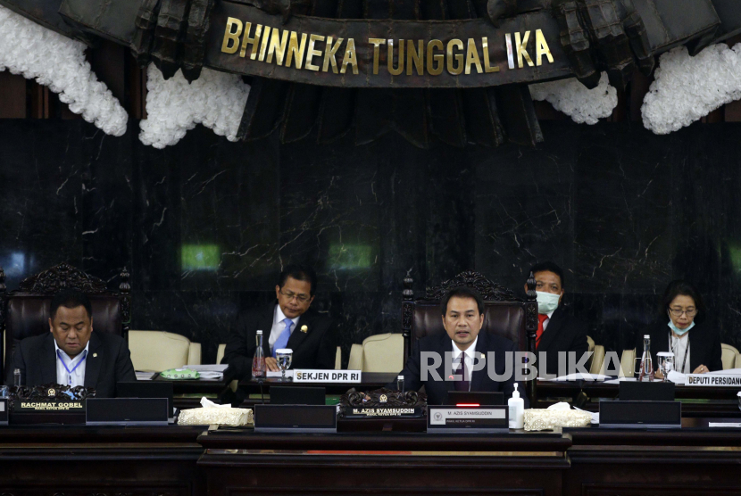 Pimpinan DPR Azis Syamsuddin (tengah) dan Rahmat Gobel (kiri) memimpin Rapat Paripurna masa persidangan III Tahun Sidang 2019-2020 di Gedung Nusantara, Kompleks Parlemen Senayan, Jakarta, Kamis (2/4/2020). Rapat mengagendakan pembahasan tindak lanjut RUU KUHP dan RUU Permasyarakatan