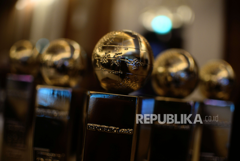 Trophy for the winners of the CSR Republika Award in Jakarta, Tuesday (27/9/2022). 