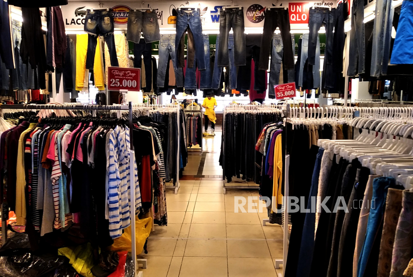 Berbagai macam pakaian thrifting atau pakaian bekas impor di Pusat Thrifting Jogja, Xt Square, Yogyakarta. Desainer Jenahara Nasution mengatakan, pemahaman masyarakat soal thrifting bergeser. (ilustrasi)