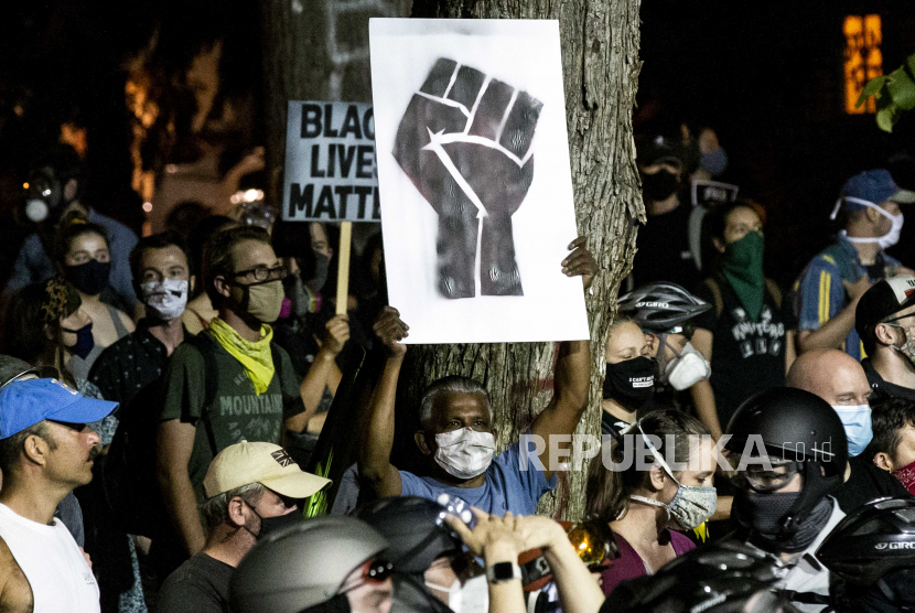 Demonstran Black Lives Matter berdemonstrasi menentang rasisme 