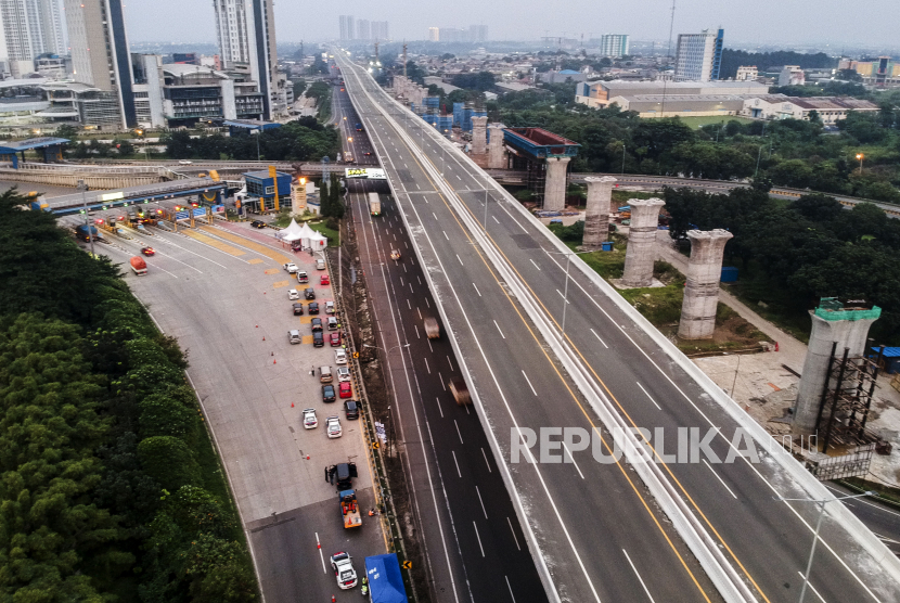 Suasana jalan Elevated Tol Jakarta-Cikampek II yang kosong saat ditutup untuk mencegah pemudik di Cikarang, Kabupaten Bekasi, Jawa Barat, Sabtu (25/4). PT