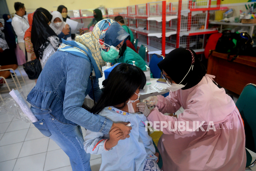 Siswa SD kelas 1 mengikuti vaksinasi Covid-19 susulan di SD Muhammadiyah Sagan, Yogyakarta, Selasa (25/1/2022). Satuan Tugas Penanganan COVID-19 (Satgas) mencatat sebanyak 127.727.473 warga Indonesia sudah mendapatkan dosis lengkap vaksin COVID-19 sampai dengan Sabtu (29/1/2022)