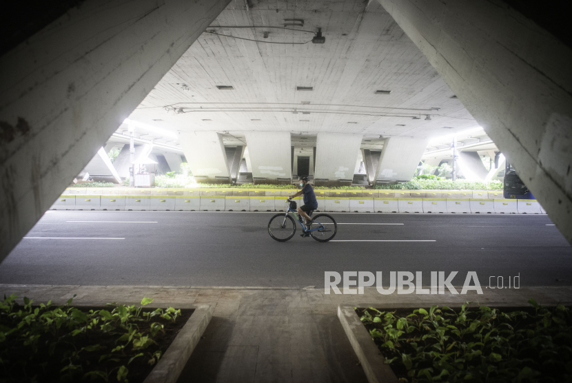 Pesepeda melintas di Jalan Jenderal Sudirman, Jakarta, Jumat (30/10/2020). Pemprov DKI Jakarta telah berkoordinasi dengan Polda Metro Jaya untuk melakukan pengamanan sebagai antisipasi maraknya begal sepeda di Ibu Kota. 
