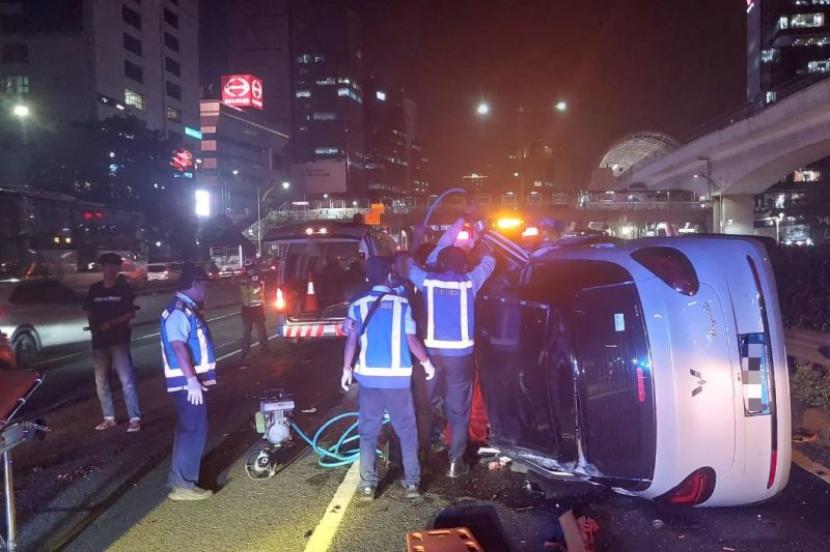 Petugas evakuasi mobil listrik yang kecelakaan di Tol Jakarta.