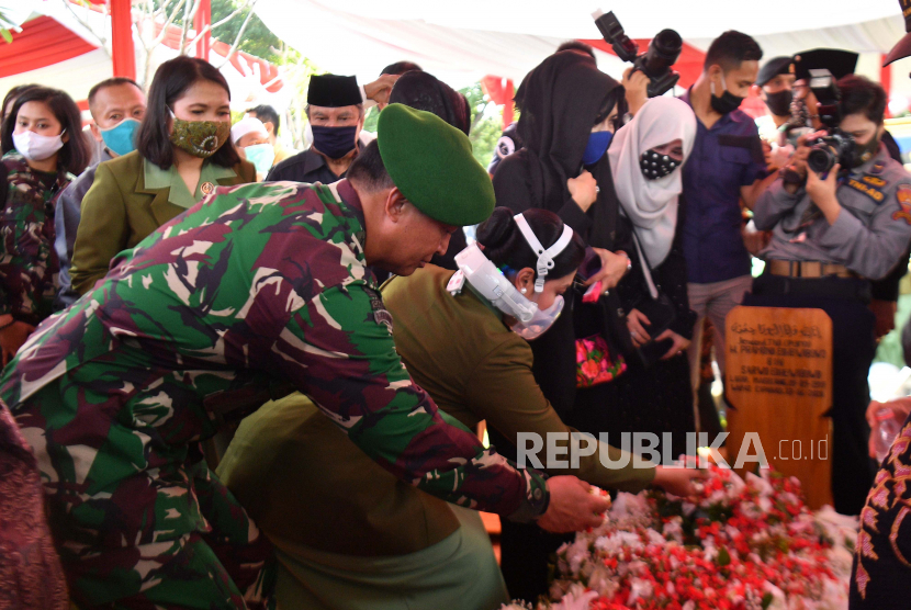 KSAD Jenderal Andika Perkasa (kiri) menabur bunga di makam mantan KSAD periode 2011-2013 Jenderal (Purn) Pramono Edhie Wibowo di TMP Kalibata, Jakarta Selatan, Ahad (14/6).
