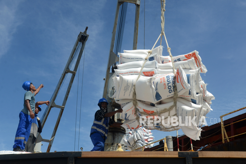 Sejumlah buruh menurunkan beras impor asal Thailand dari kapal kargo berbendera Panama di pelabuhan Malahayati, Aceh Besar, Aceh, Senin (10/6/2024). 