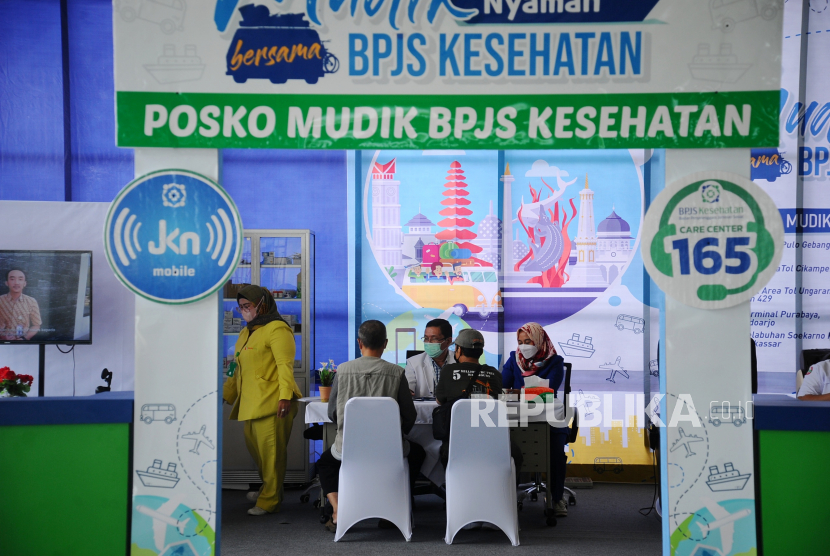 Pemudik memeriksa kesehatannya di posko mudik BPJS Kesehatan di Terminal Pulo Gebang, Jakarta, Selasa (26/4/2022). BPJS Kesehatan mendirikan posko mudik saat arus mudik 2022 dibeberapa titik diantranya di Terminal Pulo Gebang, Rest Area Tol Cikampek KM 57, Rest Area Tol Unggaran KM 429, Terminal Purabaya Sidoarjo dan Pelabuhan Soekarno Hatta Makassar dengan fasilitas tes kesehatan gratis, layanan pijat. Republika/Thoudy Badai